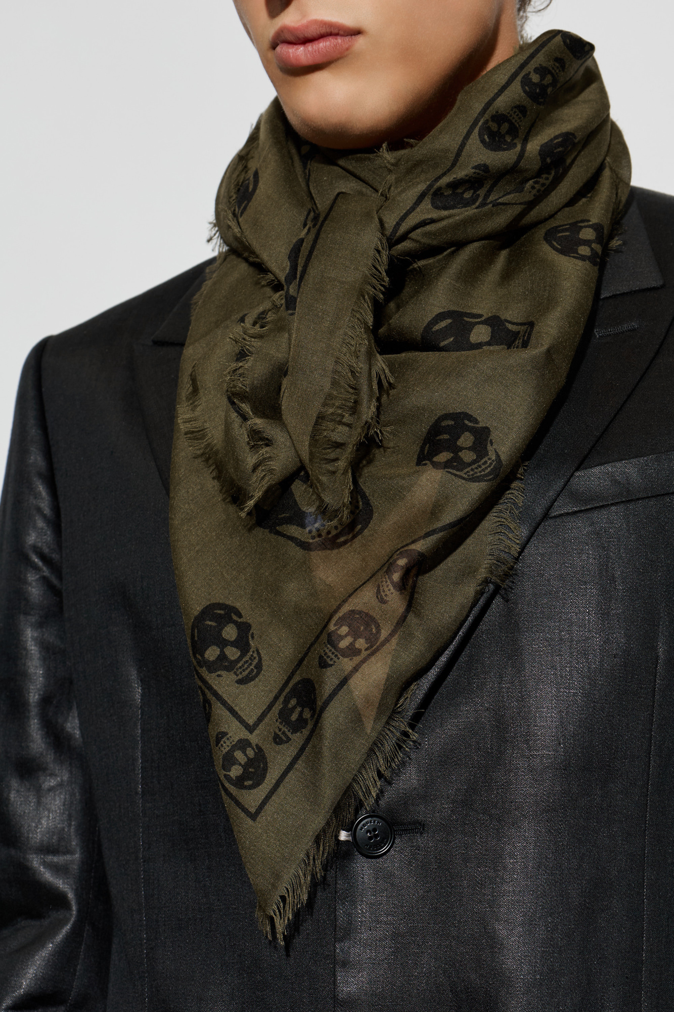 Alexander McQUEEN スカル ストール SILK Alexander McQueen Silk scarf with a distinctive skull motif